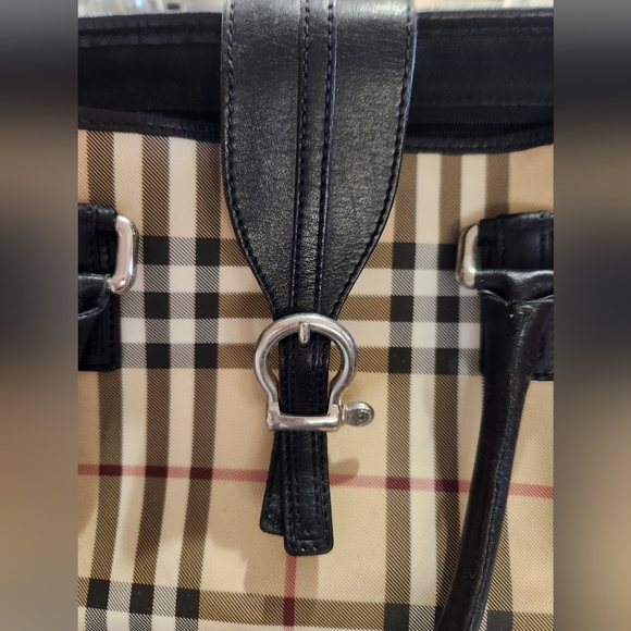 Burberry House Check Buckle Tote Bag - Picture 11 of 16